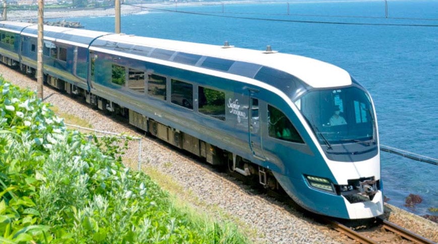 特急『サフィール踊り子』に使用されているE261系